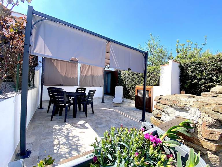 Family-oriented apartment with grill, patio & yard | Garden view | Pet-friendly — photo 4