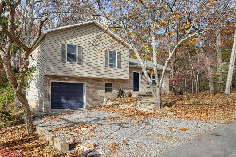 Fully equipped house with pool, barbeque & hot tub | Pets are welcome in Shenandoah, MD