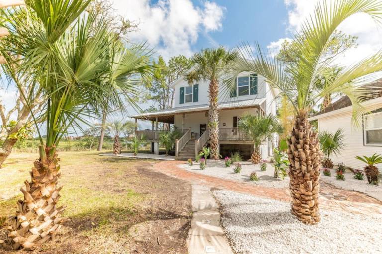 Family-friendly beautiful vacation home with garden, BBQ & hot tub | Garden view | Pet-friendly — photo 2