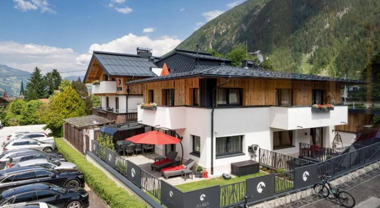 Holiday apartment with garden & terrace in Mayrhofen