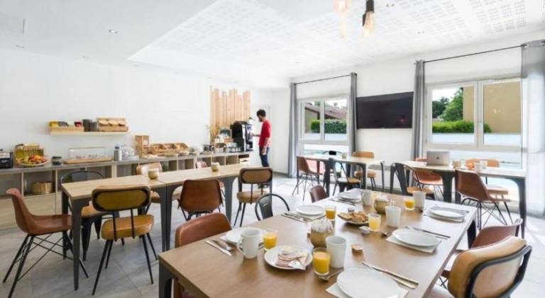 Serviced apartment with pool, patio & garden | Pets are welcome — photo 3