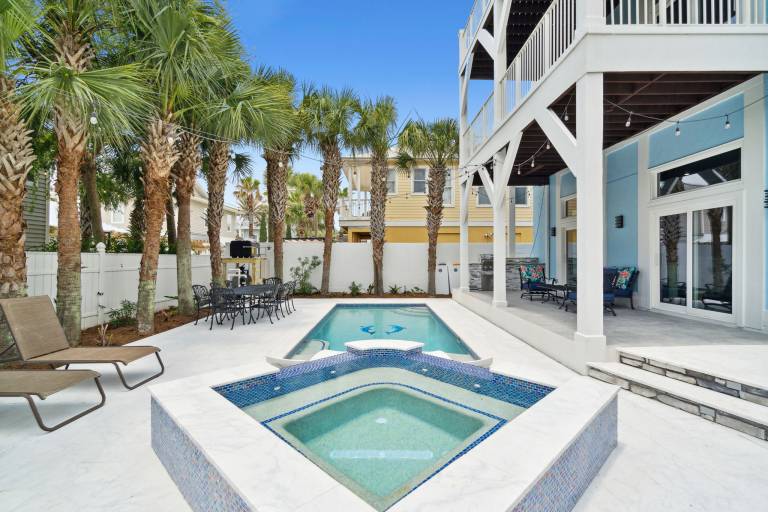 Vacation home with private pool, BBQ & hot tub | City view — photo 3