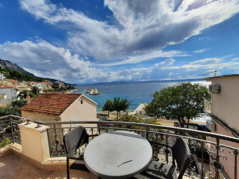Holiday apartment with patio & barbecue in Tucepi