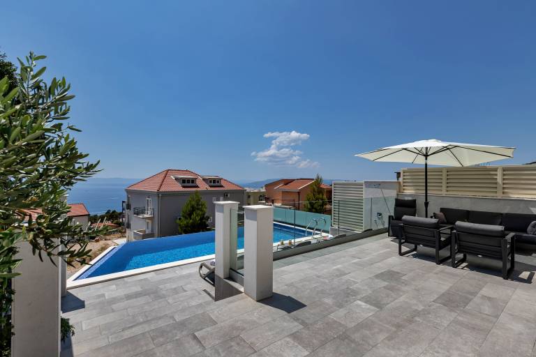 Villa with patio, barbeque & yard | City view — photo 4