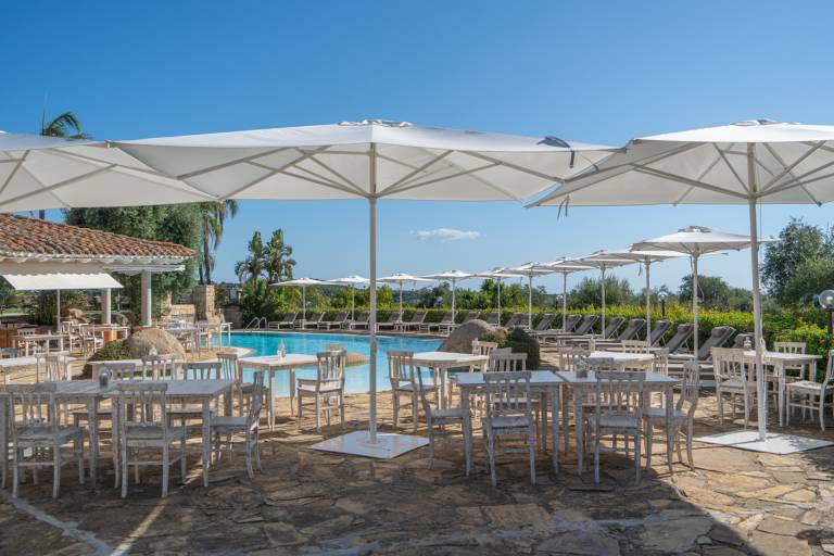 Family-oriented bed and breakfast with pool | Beach nearby | Pets are welcome — photo 3