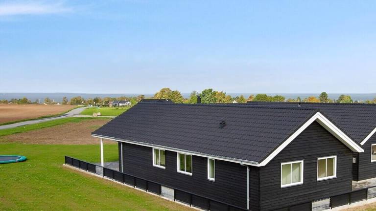 Vacation home with barbecue, garden & jacuzzi — photo 2