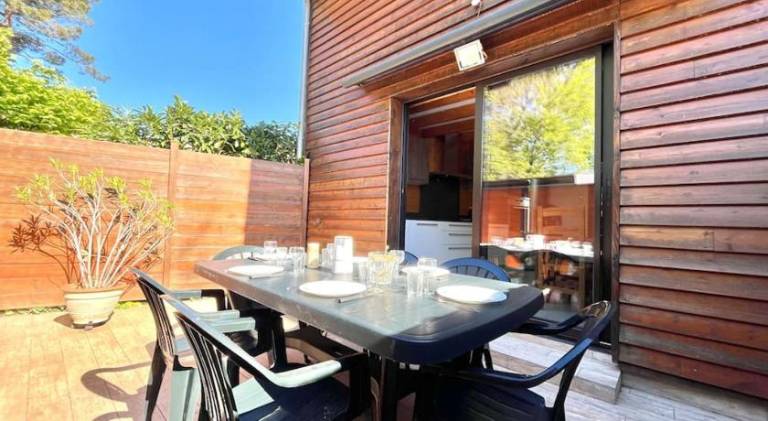 Vacation home with terrace, barbeque & yard — photo 4