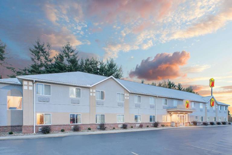 Super 8 By Wyndham Seville in Medina, OH