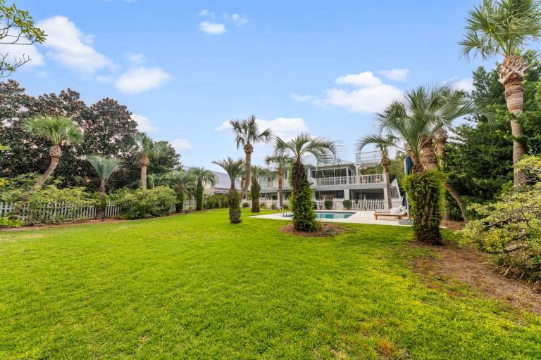 Family-friendly house with BBQ, private pool & garden | Pets allowed — photo 3