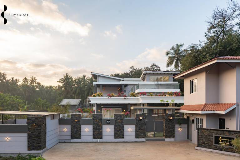 Big house with terrace, garden & pool | Pets allowed in Alibag