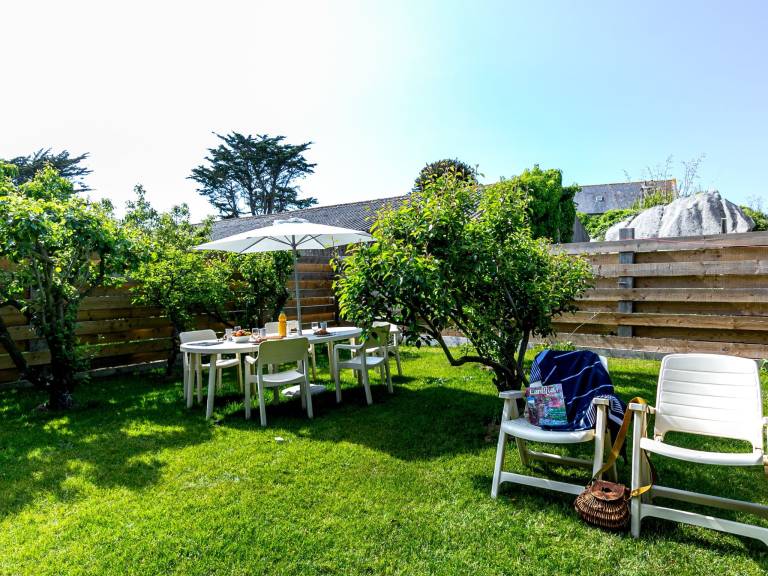 Vacation home with barbeque, terrace & yard — photo 2