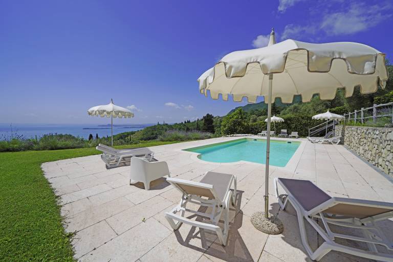 Holiday apartment with pool, patio & grill — photo 4