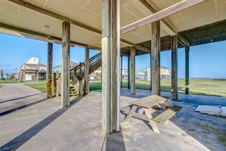 House with patio in Bolivar, TX