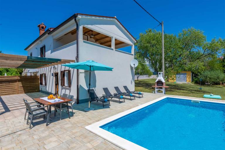 Family-friendly rental with patio, garden & pool | Pool view | Dogs allowed — photo 3