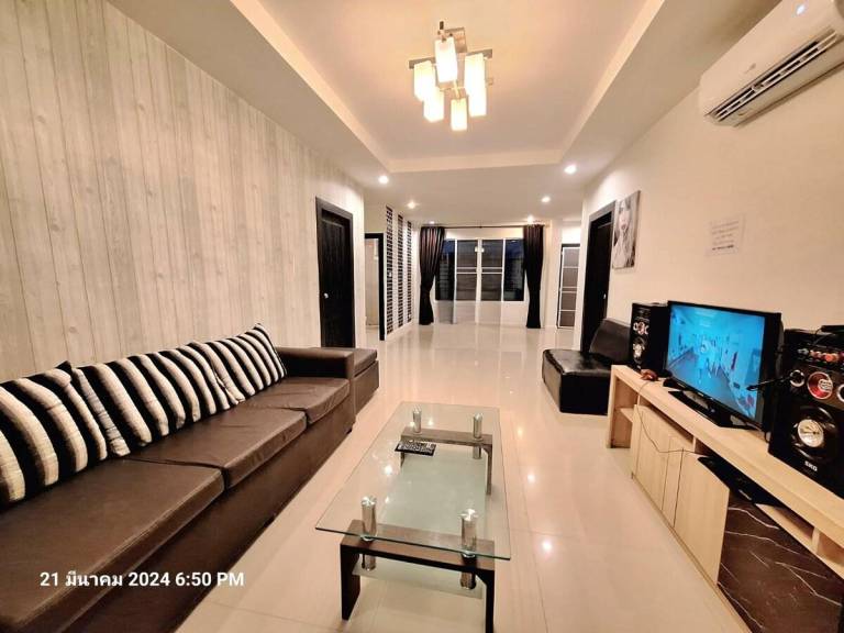 Vacation home with pool & barbecue — photo 2