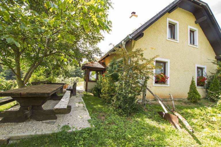 koča  Brezovica na Bizeljskem