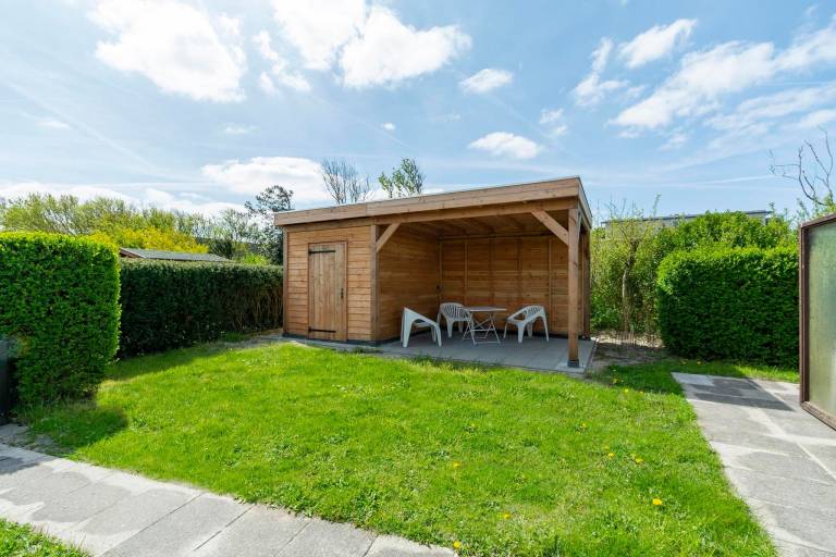 Bungalow with terrace & yard — photo 5