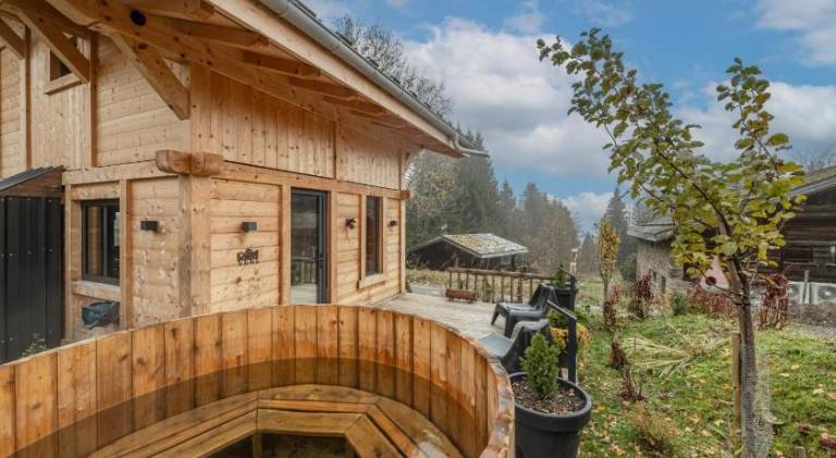 Chalet with garden, patio & jacuzzi — photo 5