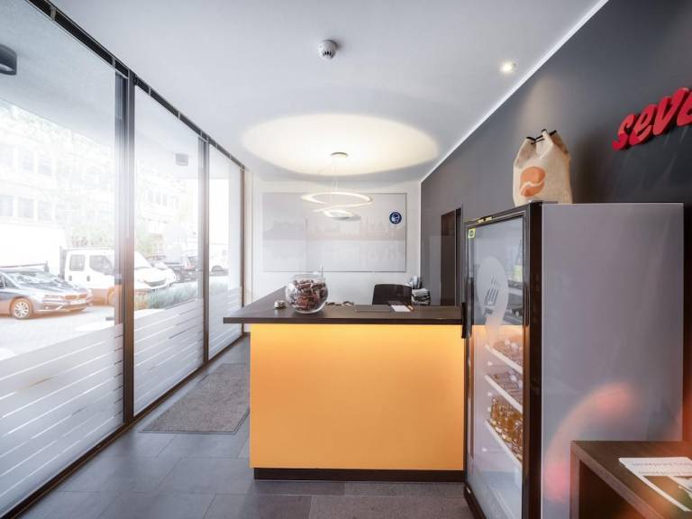 Serviced apartment with patio — photo 3