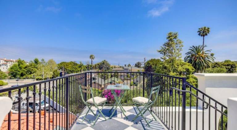 Apartment with patio | Pets allowed — photo 5