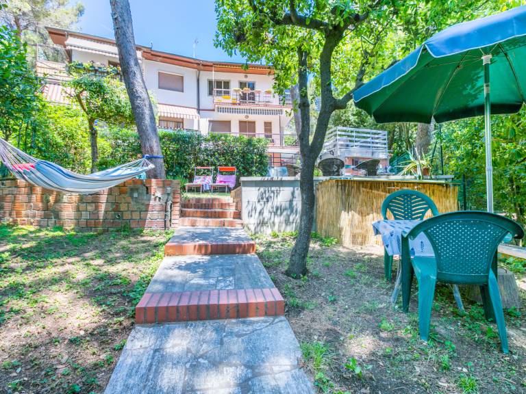 Apartment with barbeque, yard & patio | Sea view — photo 2