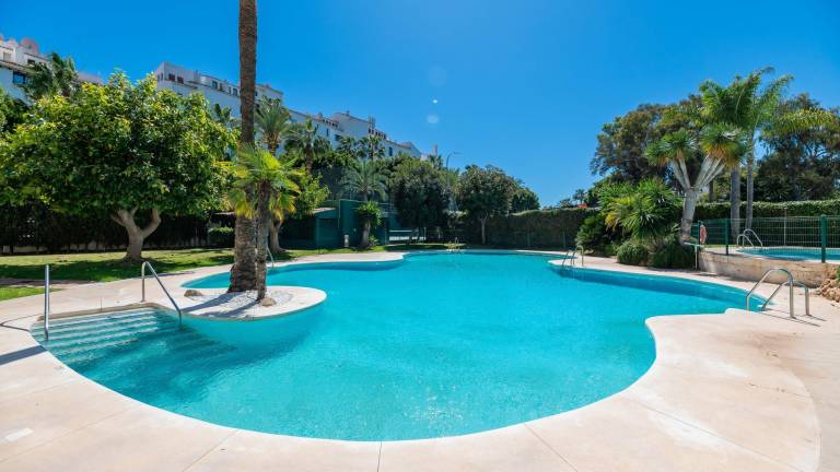 Holiday apartment with yard, pool & terrace — photo 2