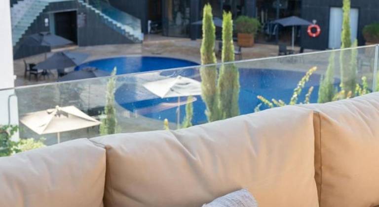 Apartment with pool — photo 5