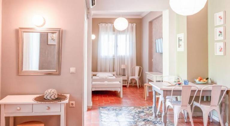 Pleasant serviced apartment with yard & patio | Beach nearby | Pets are welcome in Parga
