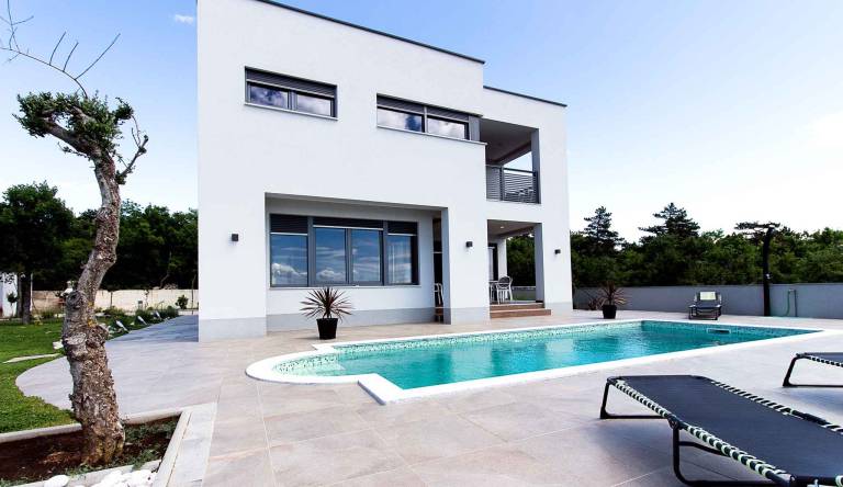 Pleasant vacation home with grill, private pool & yard | Pets are welcome in Crikvenica