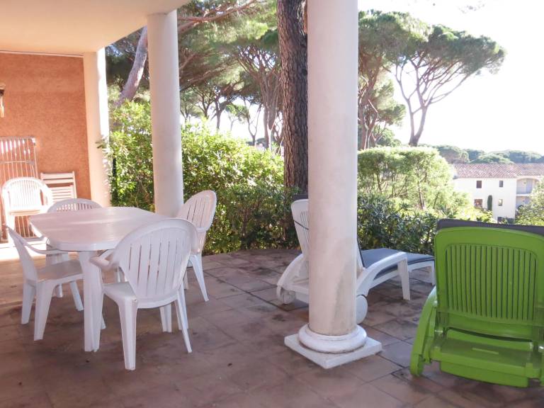 Apartment with yard & pool — photo 3