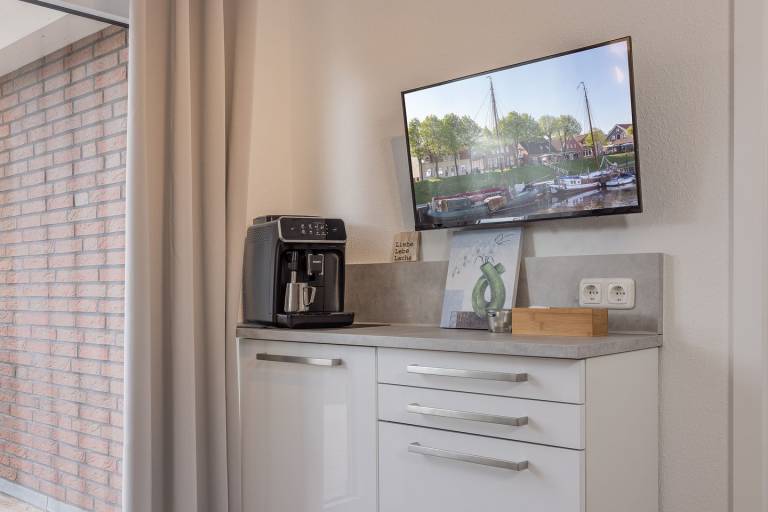 Zeit für Zweisamkeit: Die Obergeschosswohnung mit ihren ca. 40 qm ist reizend und behaglich gestaltet. Auf dem schönen Balkon kann man den Tag wunderbar ausklingen lassen.

Im Dezember 2019 wurde die Ferienwohnung komplett renoviert und neu eingerichtet. — photo 5