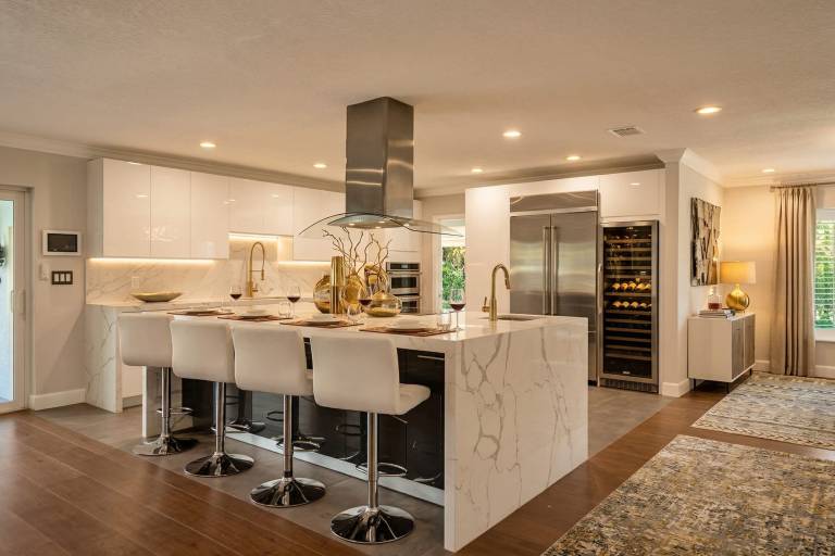 Luxe 4BR Waterfront w Htd Pool 5min to beach — photo 3