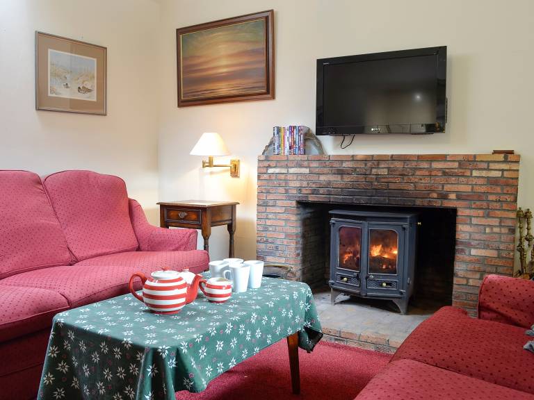Cottage with garden — photo 2