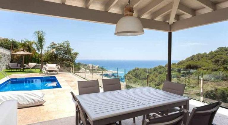 Villa with barbeque, hot tub & private pool — photo 4