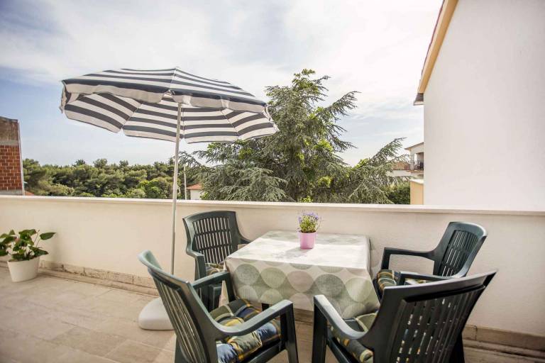 Holiday apartment with yard — photo 2