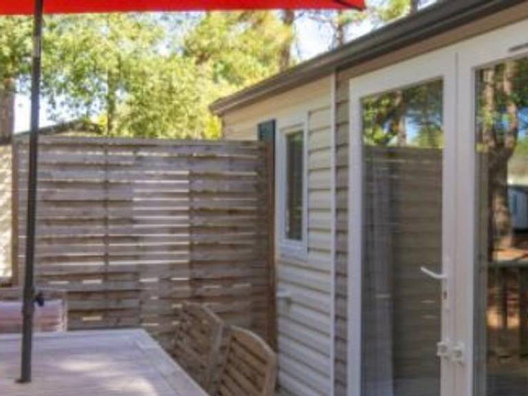 Child-friendly beautiful mobile home with patio & heated pool | Pets allowed — photo 4