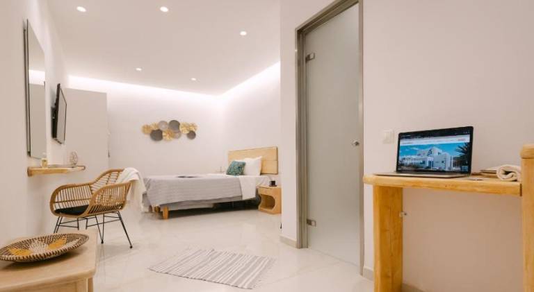 Serviced apartment with terrace, yard & pool — photo 2