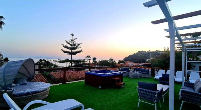 Serviced apartment with pool, grill & hot tub — photo 4