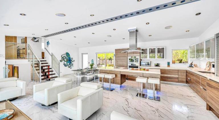 House with jacuzzi & pool — photo 4