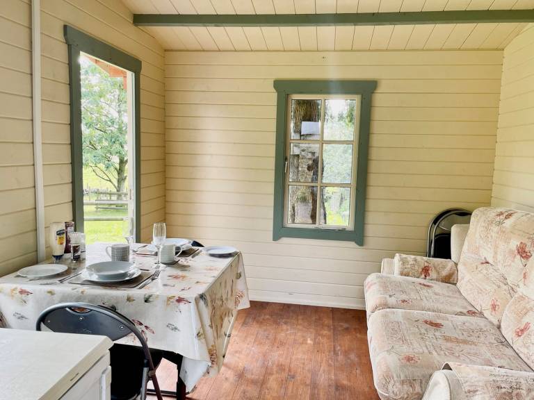 Cottage with yard — photo 3