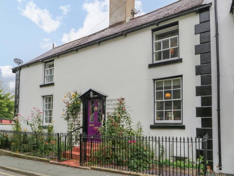 Family-friendly cottage with yard | Dogs allowed in Llangollen