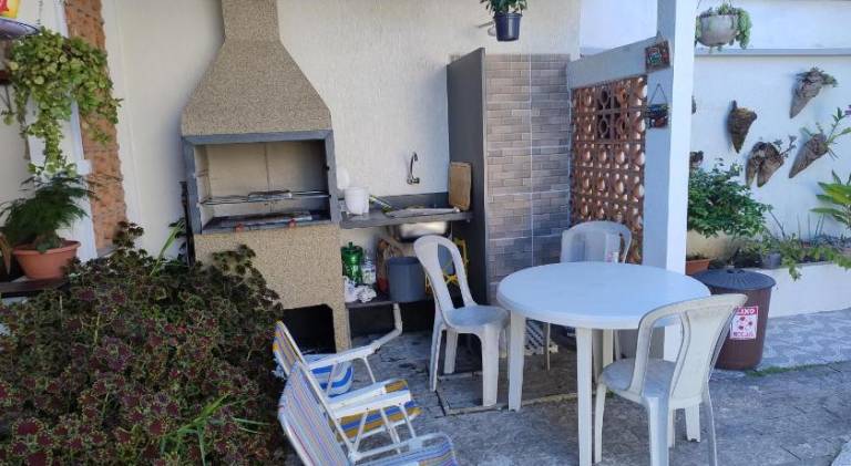 Holiday apartment with barbecue & yard — photo 4