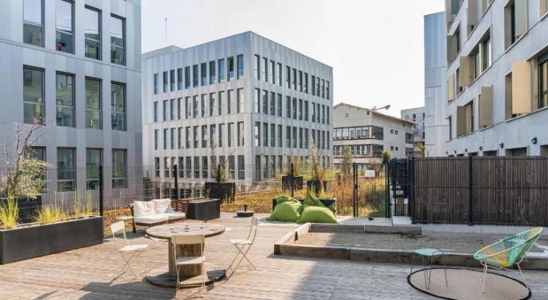 Serviced apartment with patio in Bordeaux