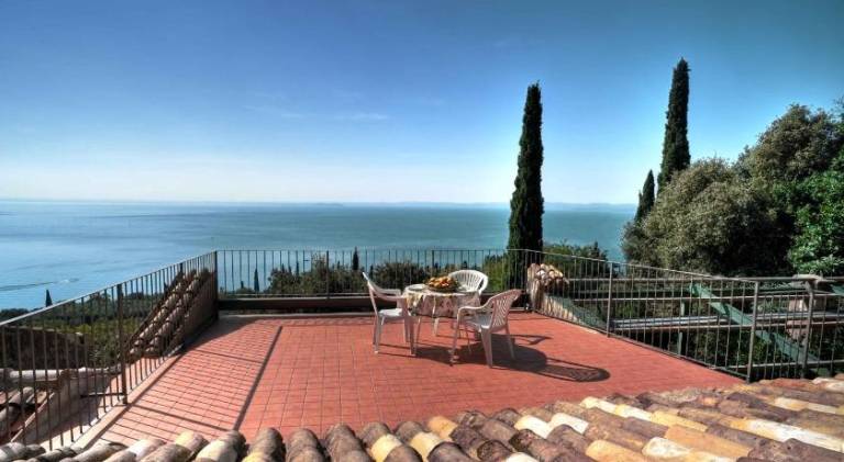 Fully equipped vacation home with barbecue, yard & terrace | Next to the beach | Pets are welcome in Torri del Benaco