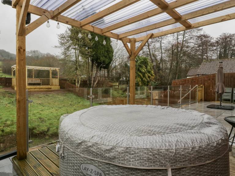 Cottage with yard & hot tub — photo 2