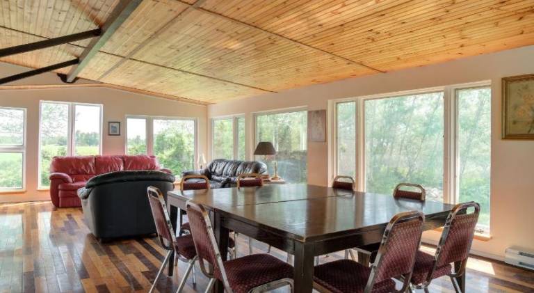 Vacation home with hot tub | Pets allowed — photo 4