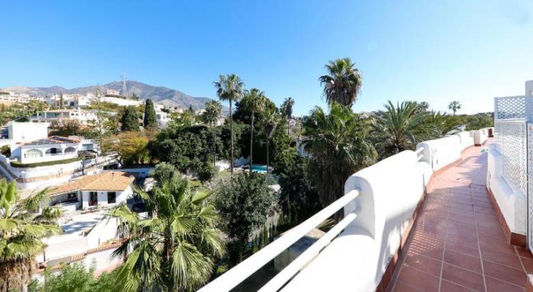 Rental apartment with private pool, terrace & yard — photo 3