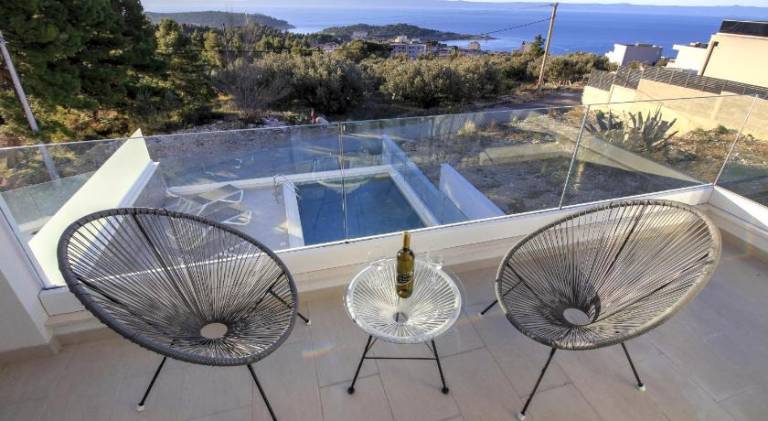 Villa with pool — photo 5
