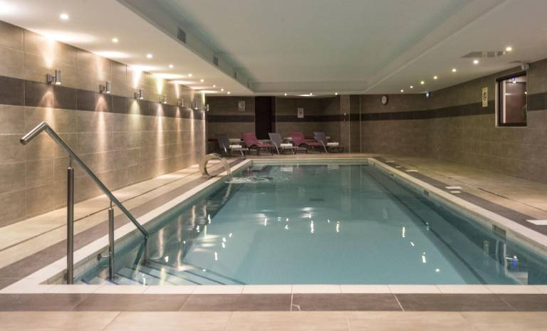 Serviced apartment with terrace, pool & yard — photo 3