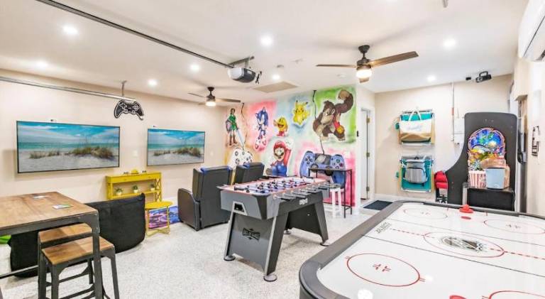 Vacation home with pool — photo 5